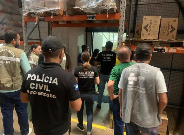 Polícia fiscaliza distribuidora de VG e apreende mais de 7 mil garrafas de whisky com suspeita de adulteração
