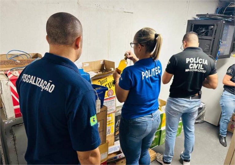 Polícia apreende mais de 60 garrafas de whisky com indícios de adulteração em cidade de MT