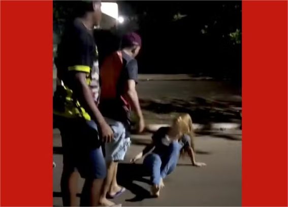 Vídeo: Pai espanca filha de 17 anos com golpes de capacete em Várzea Grande