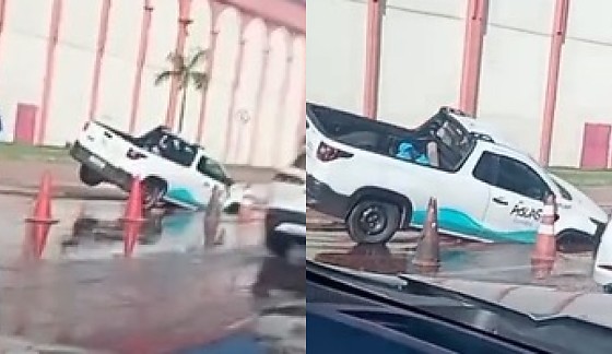 Carro da Águas Cuiabá afunda em cratera da própria empresa; vídeo