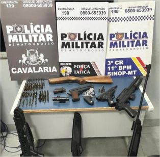 Homem surta, atira e acaba preso com arsenal de armas e munições em MT
