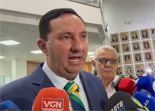 Deputado petista usa gravata ‘de Lula’ para celebrar condenação de Bolsonaro; veja vídeo