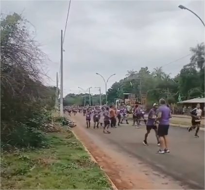 Vídeo flagra briga de motociclista e atletas em corrida em MT