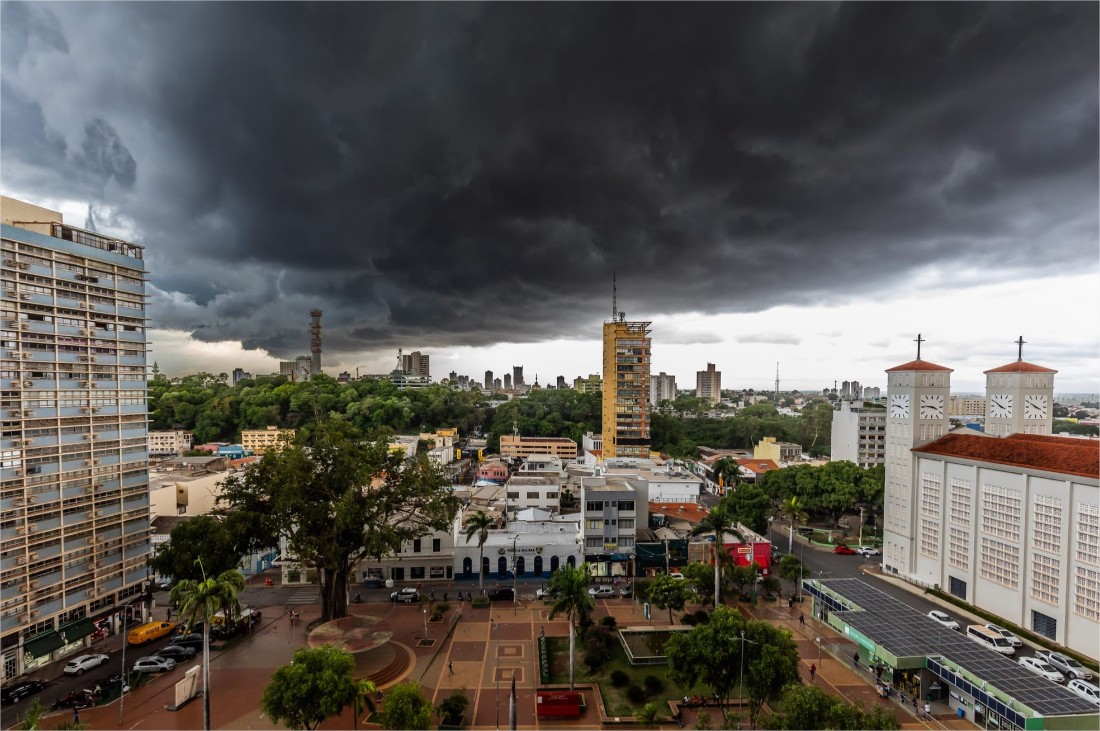 Alerta prevê chuva intensa com ventos de até 100 km/h em Cuiabá
