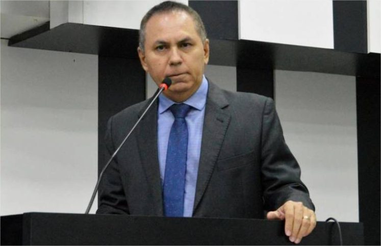 Dilemário confirma candidatura à presidência da Câmara e rechaça favoritismo de concorrente