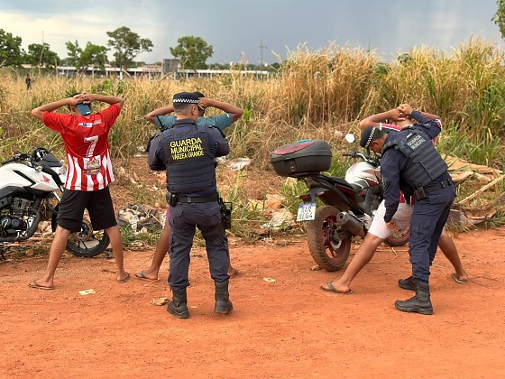 Três adultos são flagrados usando linha chilena em pipa em Várzea Grande