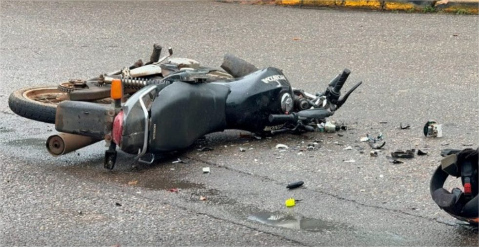 Motociclista invade preferencial, bate contra lateral de ônibus e morre no hospital