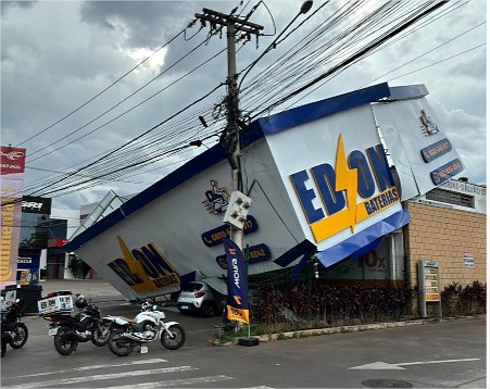 Forte ventania neste sábado derruba fachada de empresa em Várzea Grande