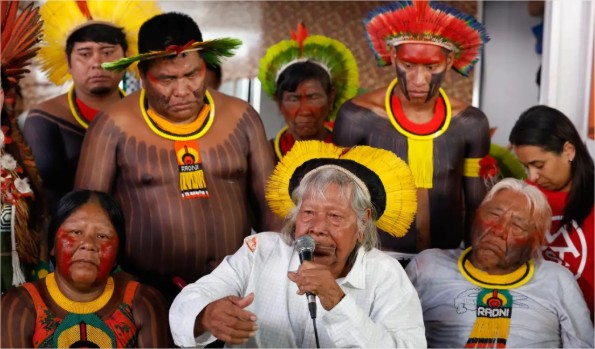 Raoni pede ajuda de Lula e Macron para impedir exploração da Amazônia