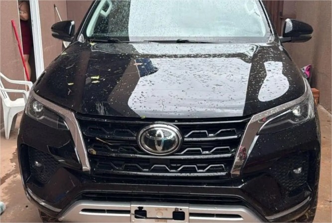 Casal é preso por receptação e adulteração de caminhonete furtada em Cuiabá