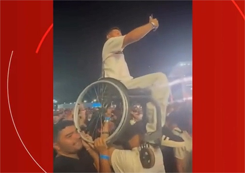 Vídeo: amigos levantam cadeirante para assistir show do Nathanzinho em MT