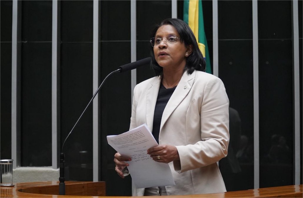 Gisela Simona impõe freios ao stalking judicial e amplia direitos das mães na política