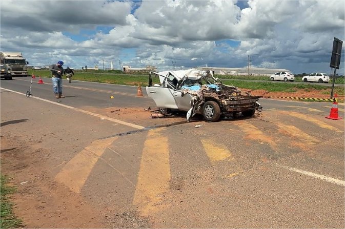 Corsa bate na traseira de carreta e duas pessoas morrem na BR-163; veja vídeo