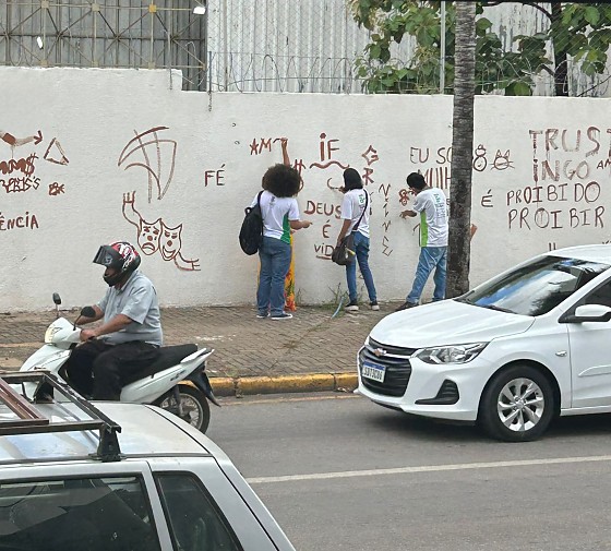 Estudantes do IFMT são flagrados pichando muro da escola; vídeo