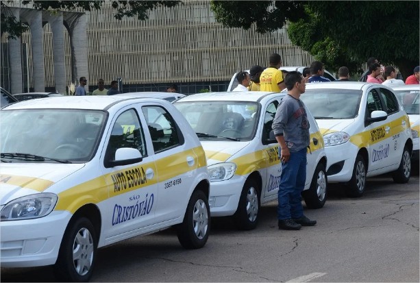 Contran aprova fim de aulas obrigatórias em autoescolas para tirar CNH