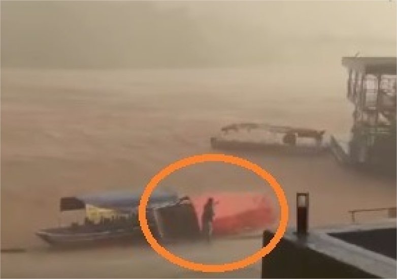 Tempestade vira barco, arrasta cadeiras e assusta turistas em Barra; veja vídeo