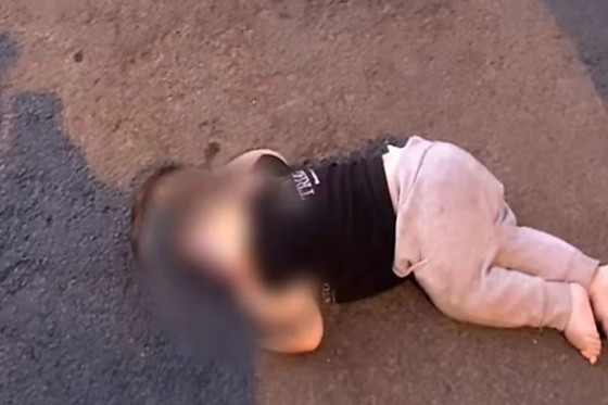 Bebê de 1 ano é encontrado sozinho e abandonado na rua durante a madrugada
