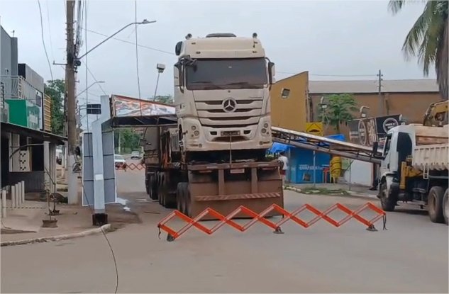Caminhão com altura acima do permitido derruba portal em Santo Antônio do Leverger; vídeo