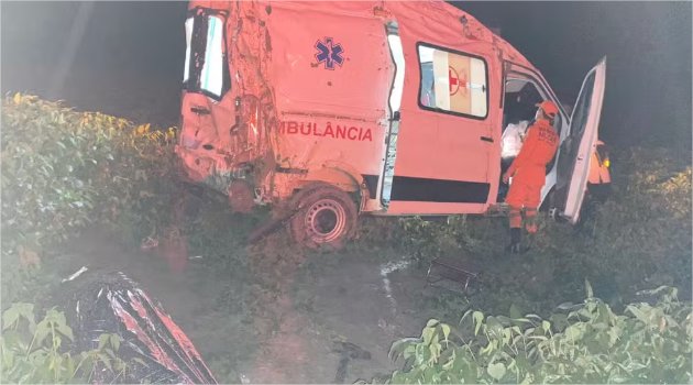 Paciente morre após ambulância capotar em rodovia em MT