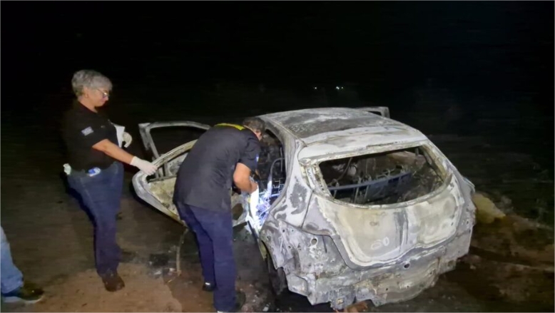 Carro é destruído pelo fogo em Sinop e corpo carbonizado