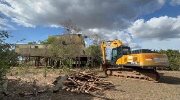Após 27 anos, mansão em baía no Pantanal de MT é demolida