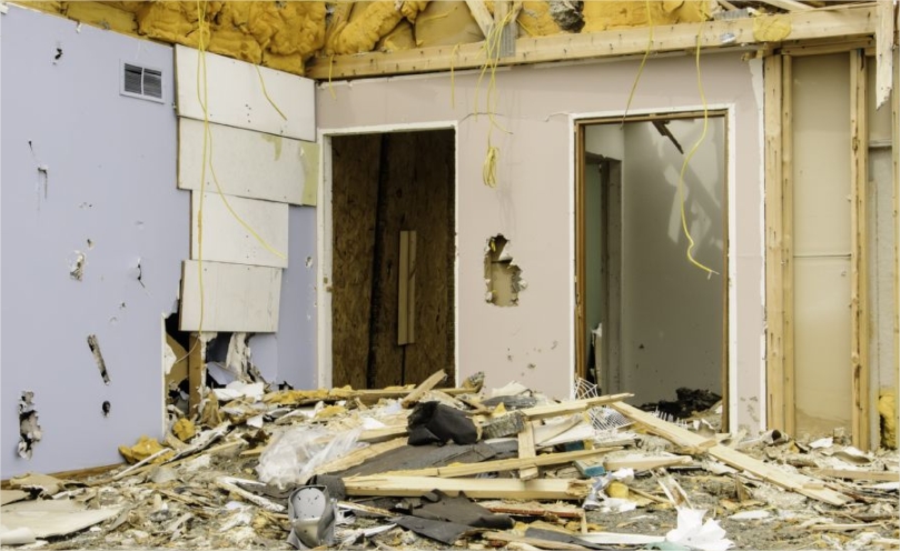 Mulher fica ferida em explosão por vazamento de gás