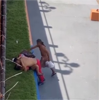 Ladrão aproveita momento íntimo de casal e furta celular; vídeo