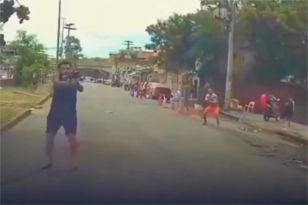 Criminosos com fuzis bloqueiam rua durante resgate de caminhoneiro sequestrado; vídeo