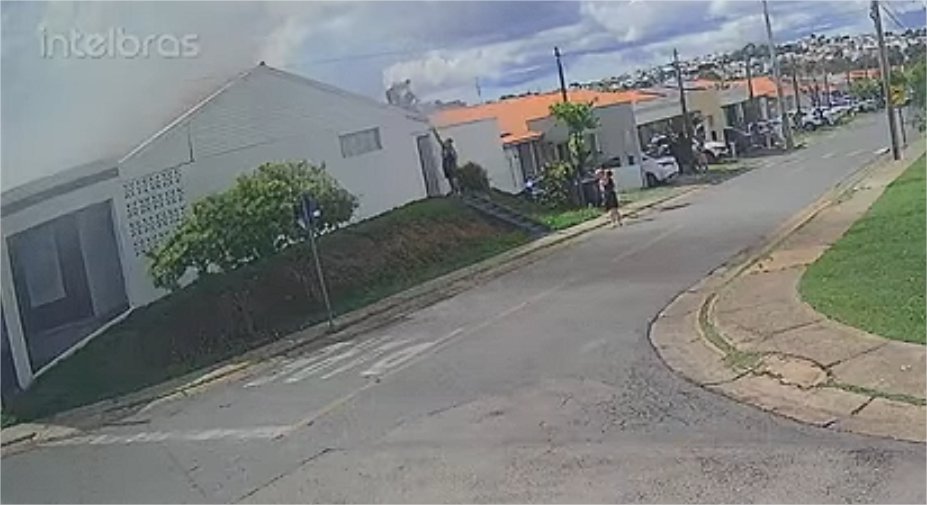 Bombeiro de folga salva mulher encarcerada em incêndio; Veja vídeo