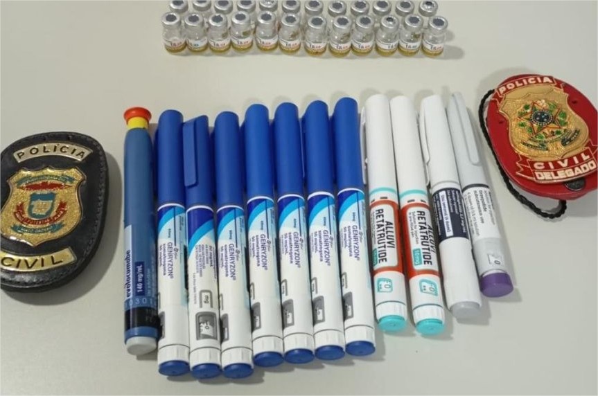 Polícia flagra remédios irregulares em clínica e autua médico