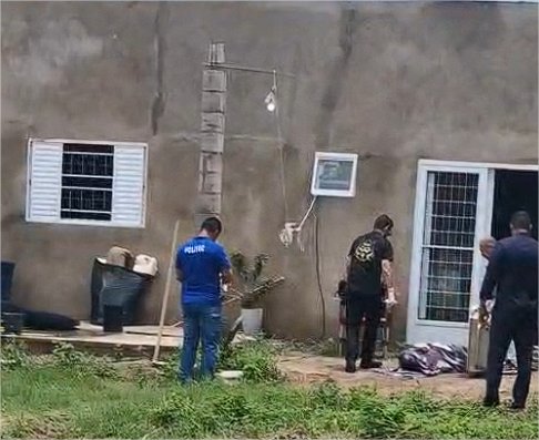 Venezuelano é encontrado morto com mais de 20 golpes de faca em Cuiabá; vídeo