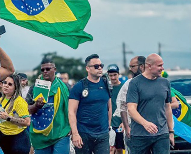 Vereador de MT leva banho de lama durante fiscalização de obra em estrada rural