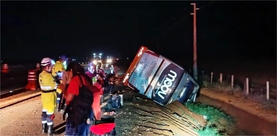 Ônibus com 26 passageiros sofre grave acidente na BR-163; vários feridos (veja vídeo)