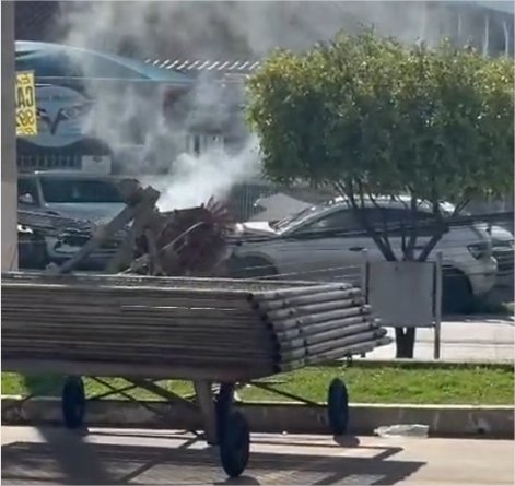 Mulher derruba poste, quebra semáforo e fica presa ao carro no Tijucal; veja vídeo