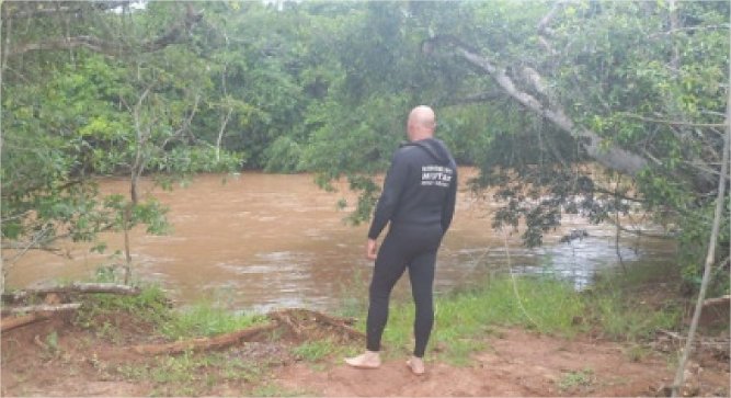 Homem que não sabia nadar salva filha de afogamento, afunda e morre