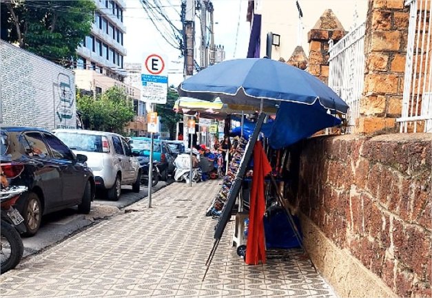 Camelôs reinstalam barracas na Rua 13 de Junho, no Centro