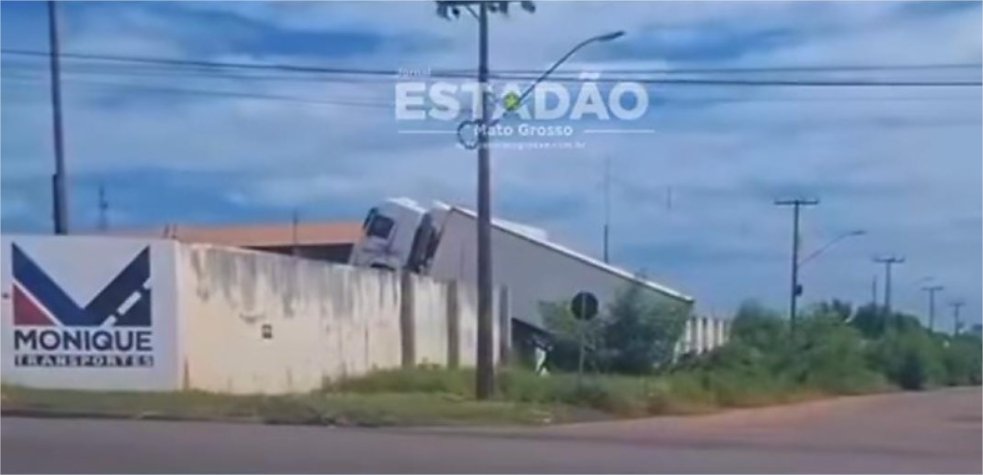 Caminhão colide com muro e chama atenção ao ficar suspenso em cidade de MT