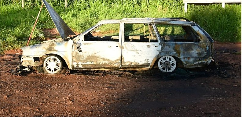 Carro funerário pega fogo com caixão dentro, mas populares salvam cadáver