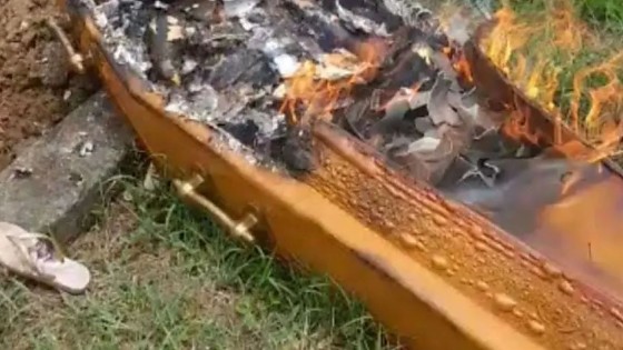 Criminosos atacam cemitério e incendeiam caixão; veja vídeo