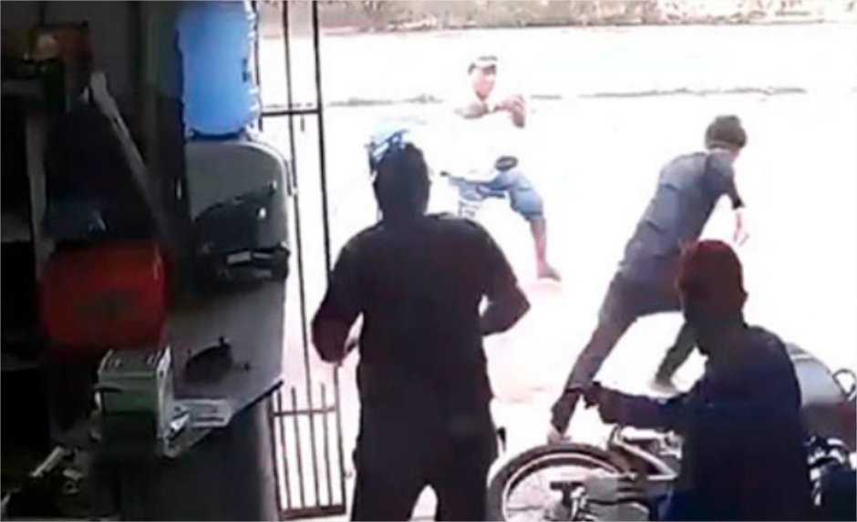 Vídeo mostra momento em que empresário reage a assalto, é baleado e morre em oficina; veja