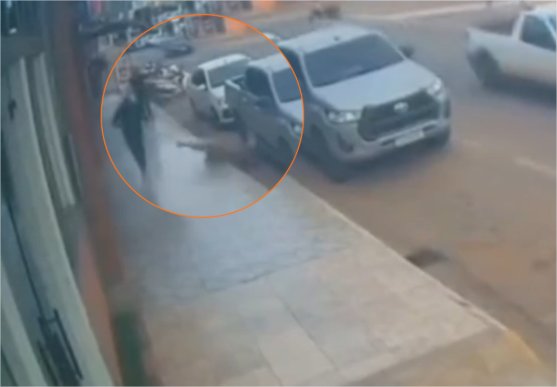 Vídeo: Idosa cai no chão após ser empurrada por homem na rua em MT