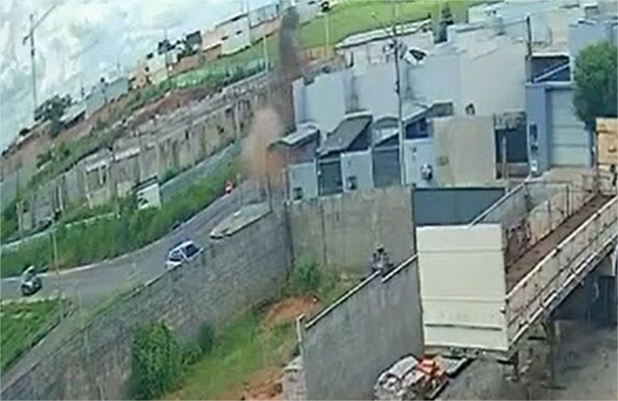 Câmera flagra explosão de fossa e jovem sendo arremessado