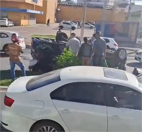 Carro de funerária capota a caminho de cemitério e corpo fica exposto em avenida de Cuiabá; vídeos