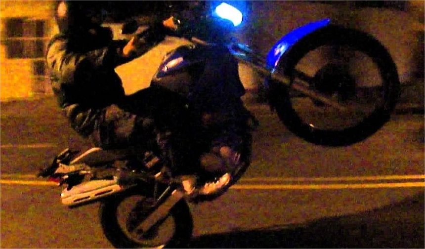 PM dispersa ‘farra’ e jovem é preso após dar grau de moto em fuga e cair no chão