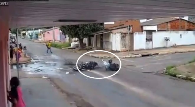 Vídeo mostra motociclistas caindo em buraco no cruzamento de avenida