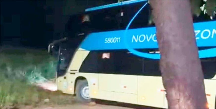 Ônibus desgovernado sem motorista atravessa rodovia e bate em casa em MT