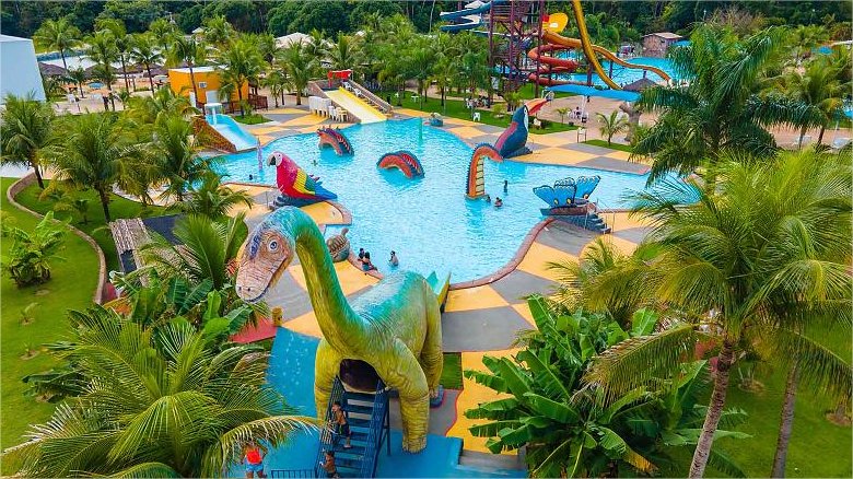 Idoso é preso acusado de abusar de menina de 13 anos em parque aquático