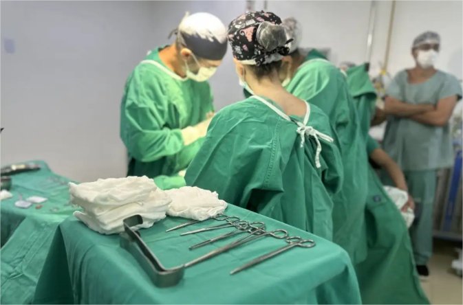 Após morte de um dos bebês, cirurgia separa gêmeos siameses de MT