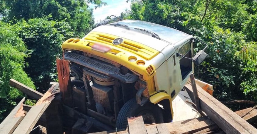 Ponte quebra em Mato Grosso e caminhão cai em rio