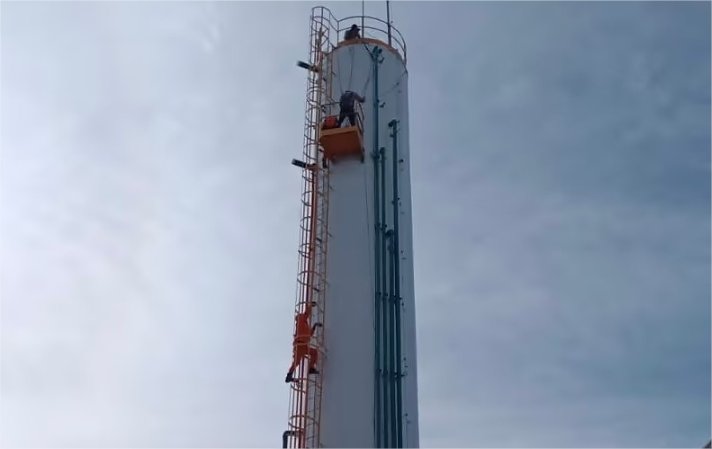 Homem cai em reservatório de água de 12 metros e mobiliza bombeiros em Cuiabá; vídeo